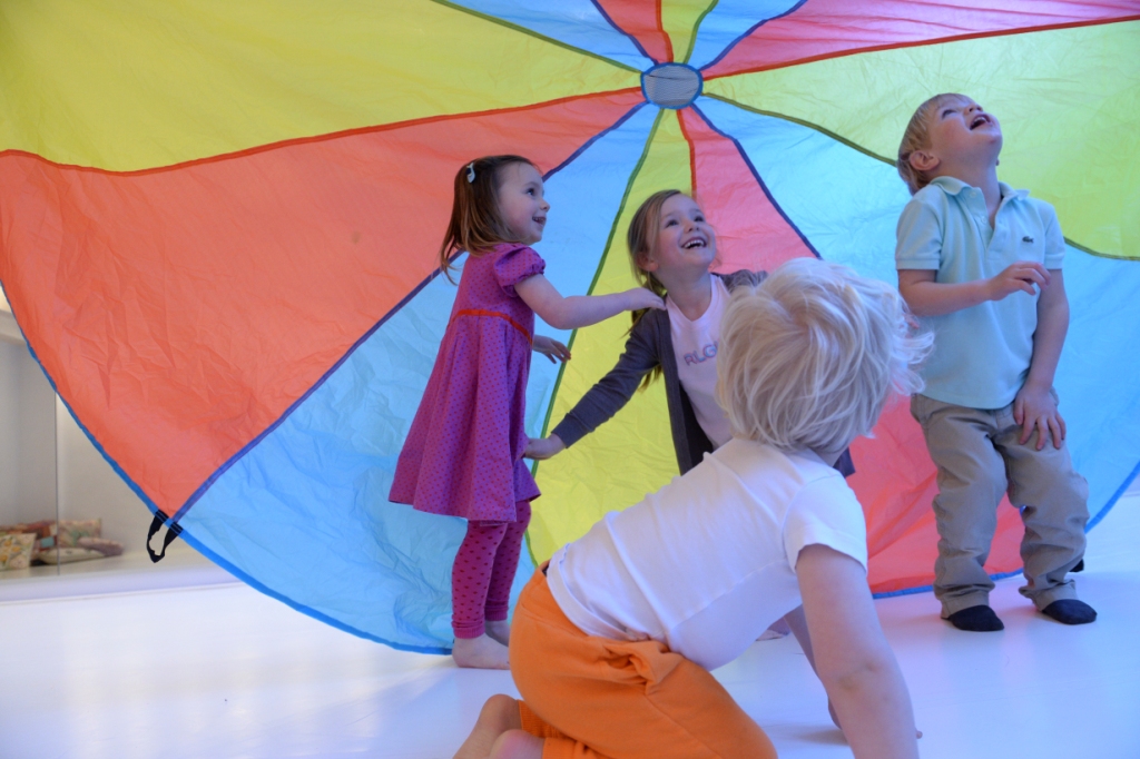 peuters onder parachute